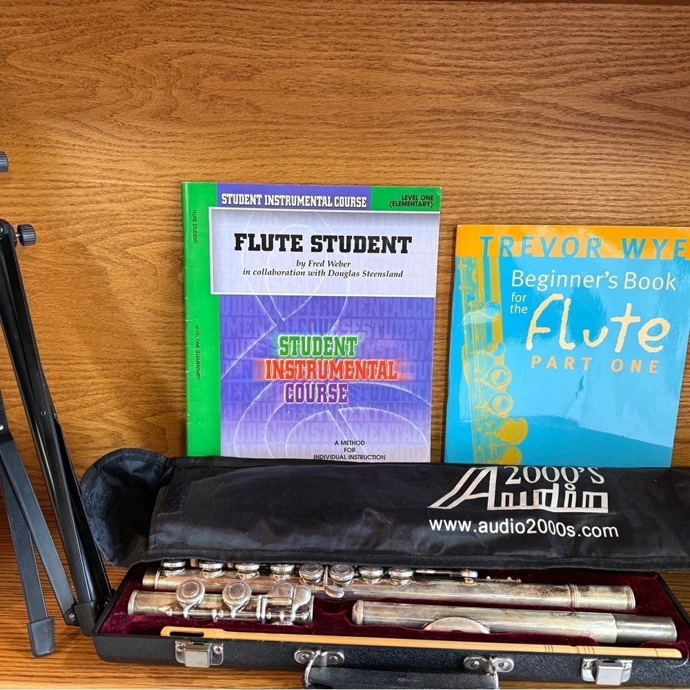 Classic Silver Andreas Eastman Flute with Case,music books &
EUC LIKE NEW